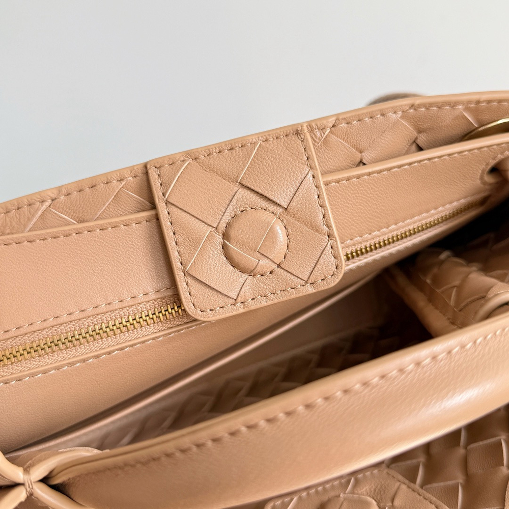 Сумка Bottega Veneta Andiamo Small — бежевая — фото 9
