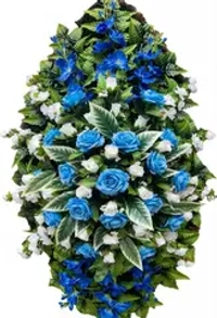 Венок траурный из искусственных синих и белых роз с колокольчиками