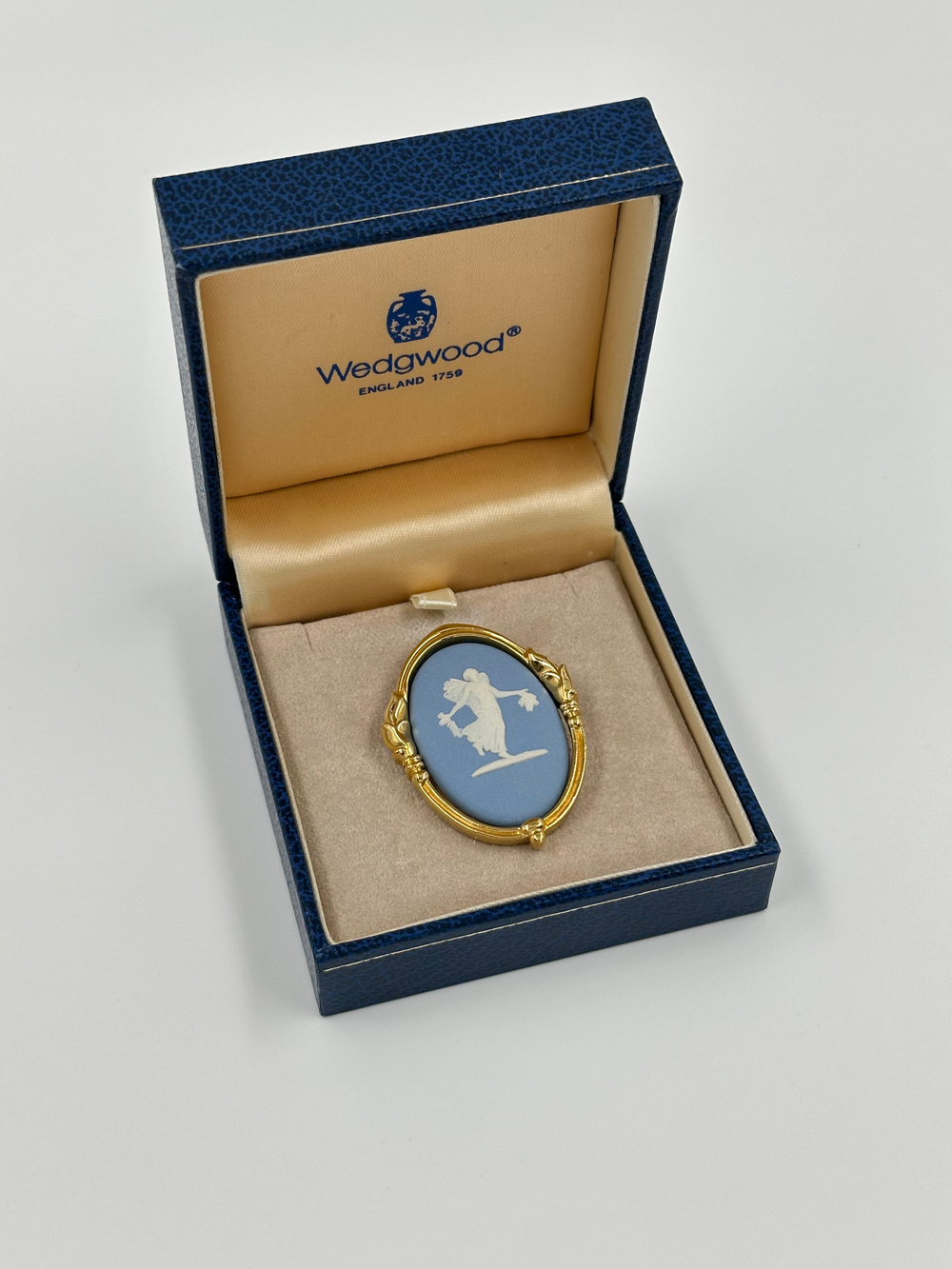 Брошь Wedgwood голубая