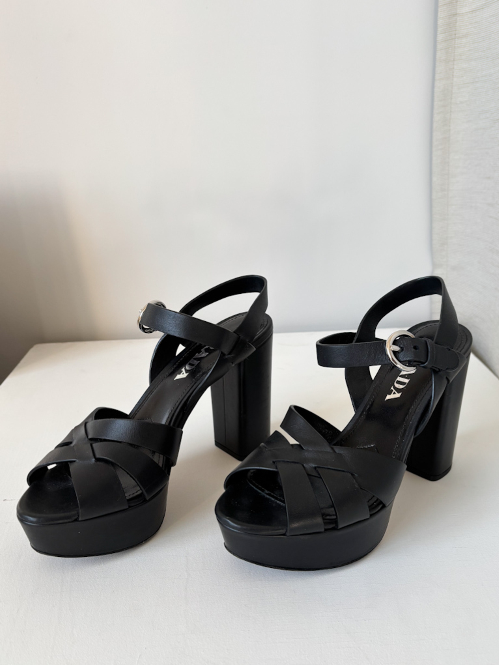 Кожаные босоножки Prada, 35,5