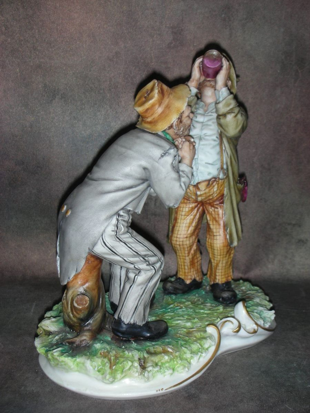 Статуэтка. Фарфор. Навеселе. Capodimonte. Италия