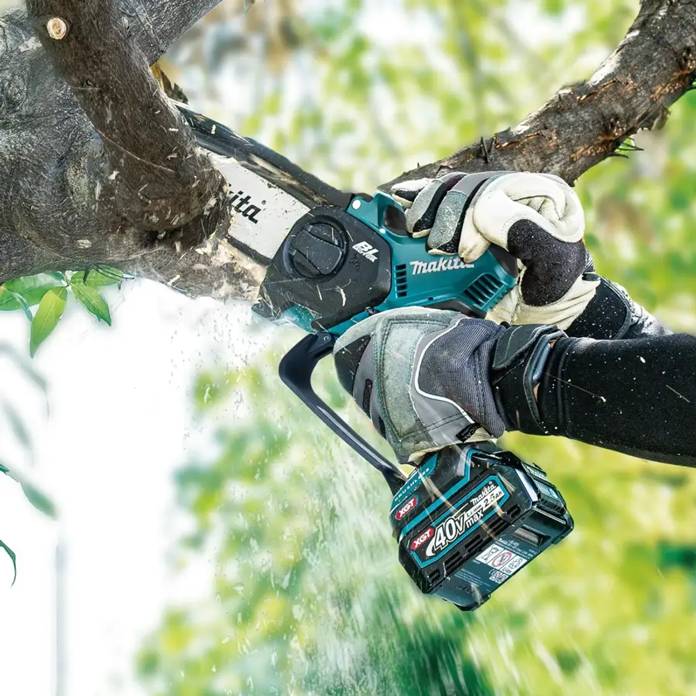 Аккумуляторная цепная пила Makita UC029GZ01(R)
