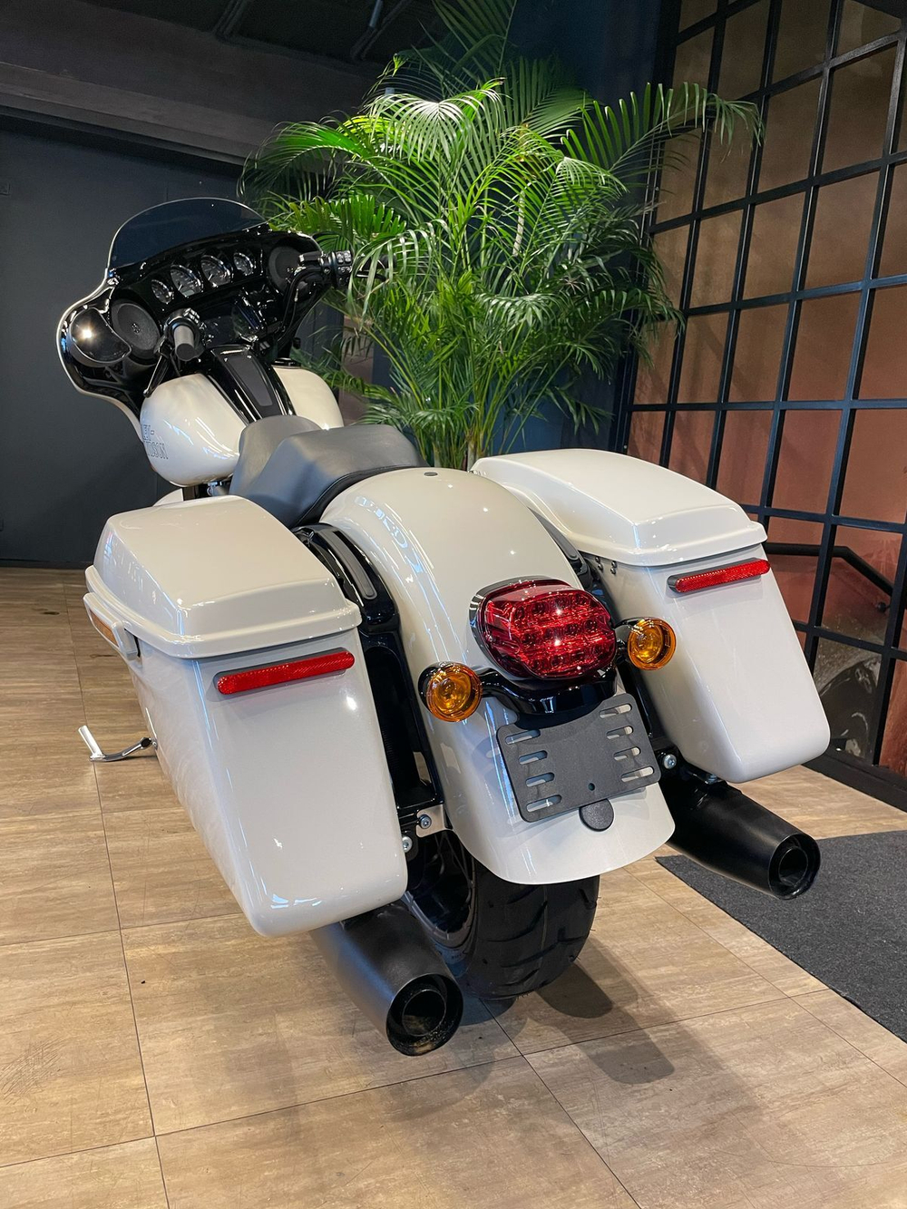 Harley-Davidson Street Glide ST White Sand Pearl / Черный (с НДС)