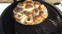 Керамический гриль Big Green Egg L Large (Большой), 46 см на столе из дуба
