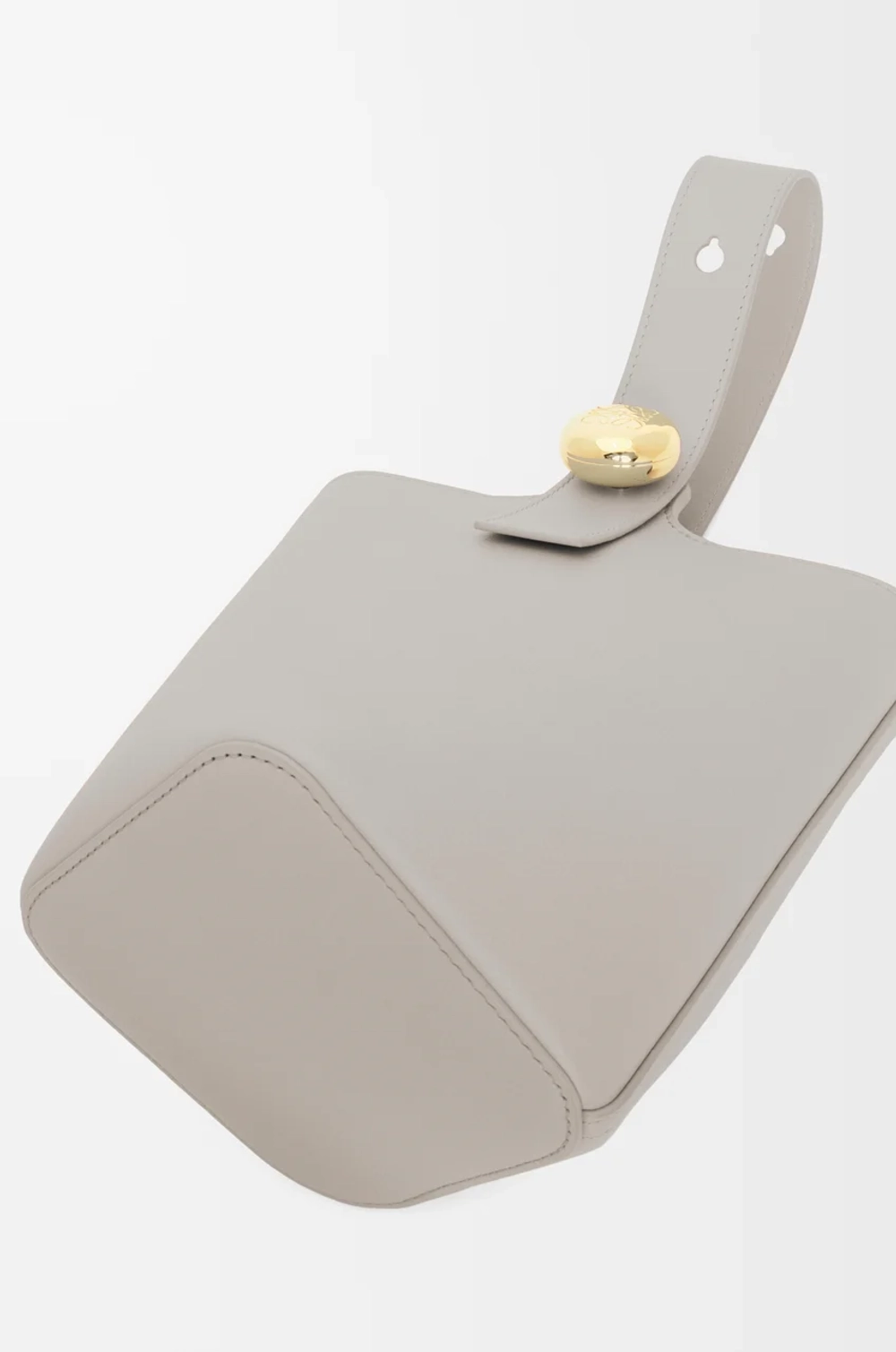 Loewe Мини-сумка-ведро Pebble из гладкой телячьей кожи, жемчужно-серый