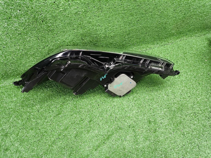 Фара правая Toyota Camry xv70 (2017-2021) LED
