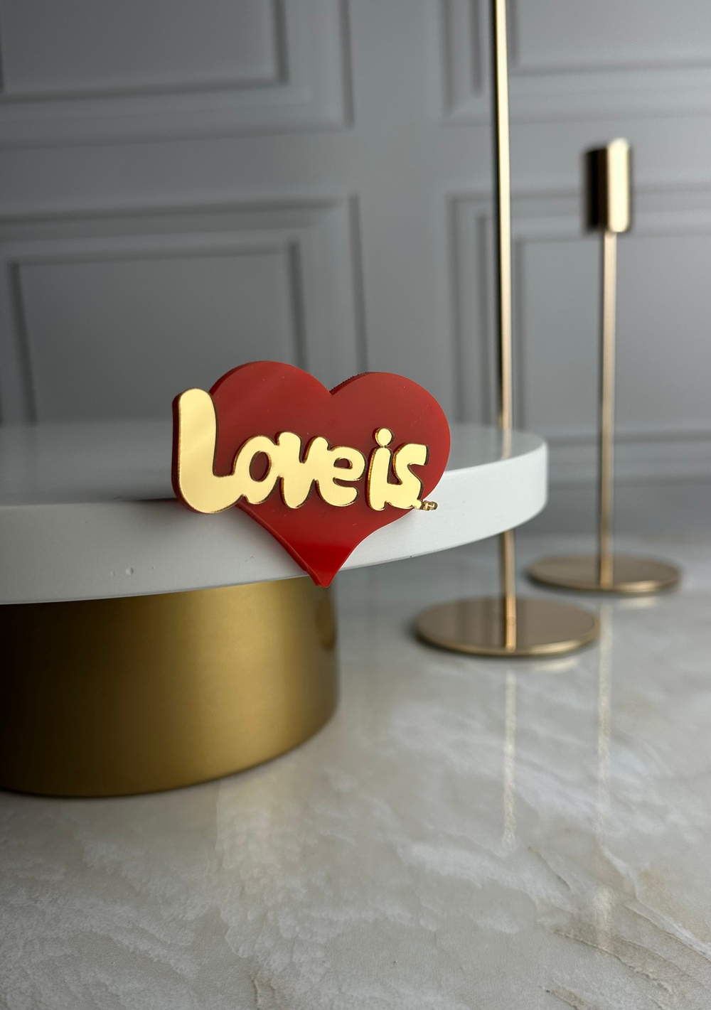 Топпер Мини надпись  "love is"  2шт красный акрил