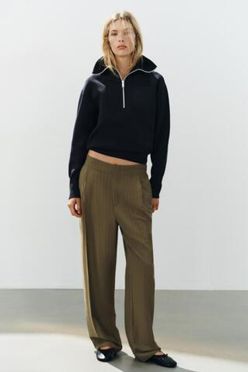 ZARA СТРУЯЩИЕСЯ БРЮКИ С ЗАЩИПАМИ, ПЫЛЬНЫЙ ХАКИ