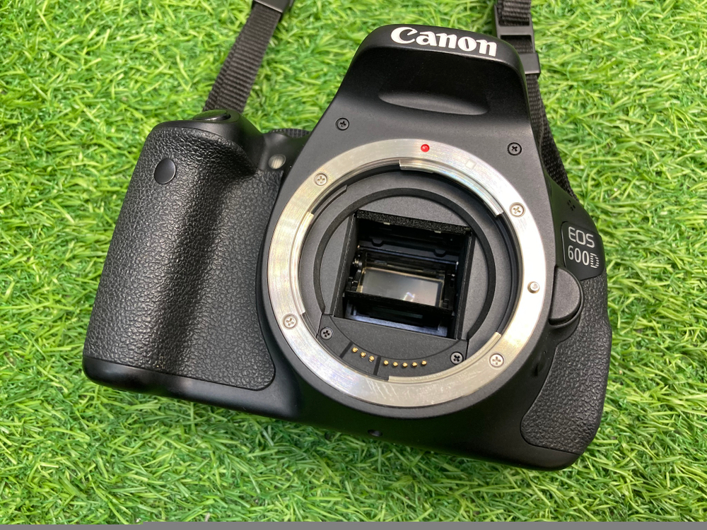 Canon 600D kit 18-55mm 3.5-5.6 IS II 9.500 кадров