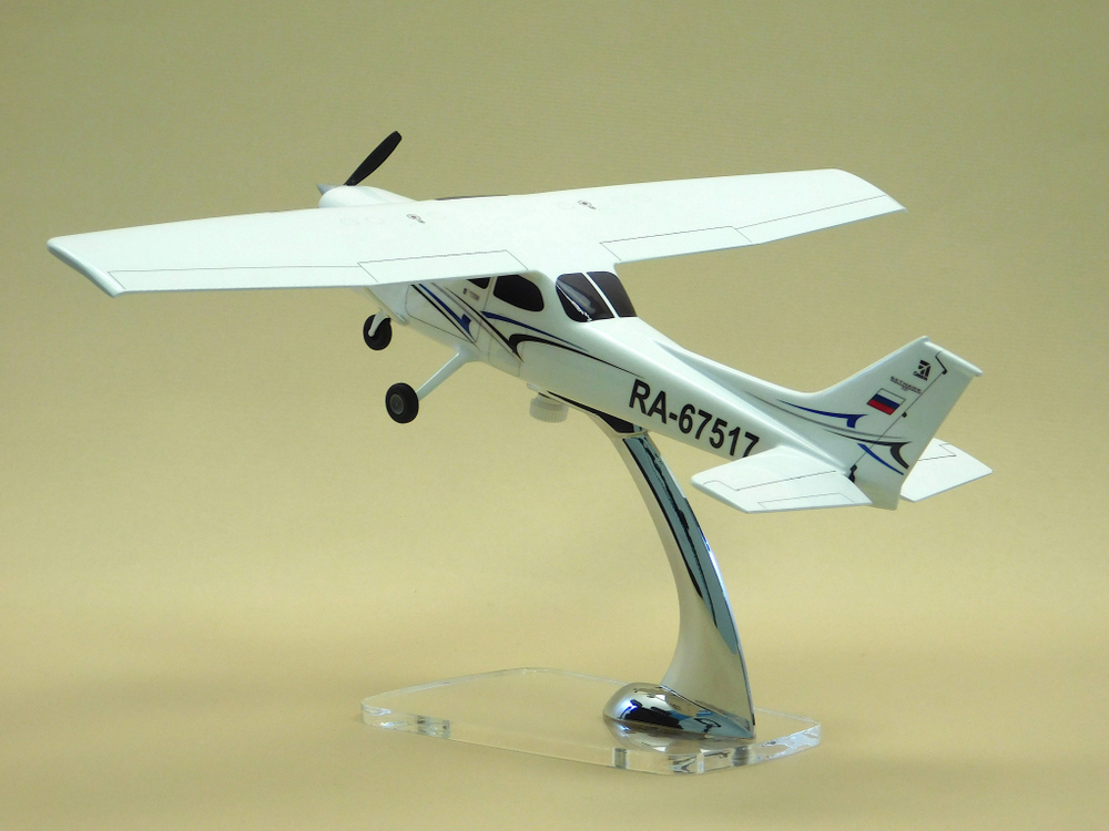 Модель самолета Cessna 172S (М1:32)