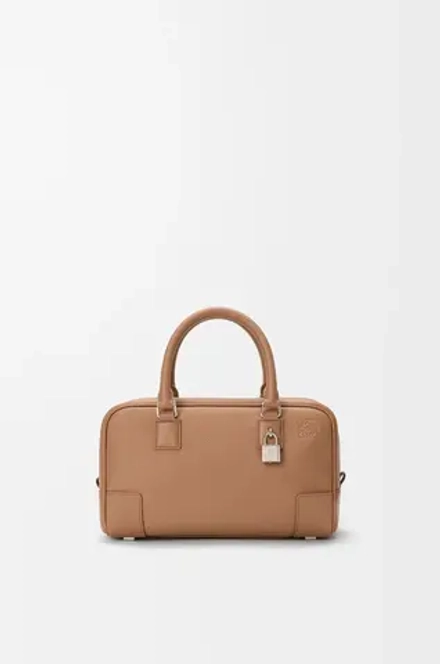 Loewe Сумка Amazona 23 из мягкой зернистой телячьей кожи, мокко