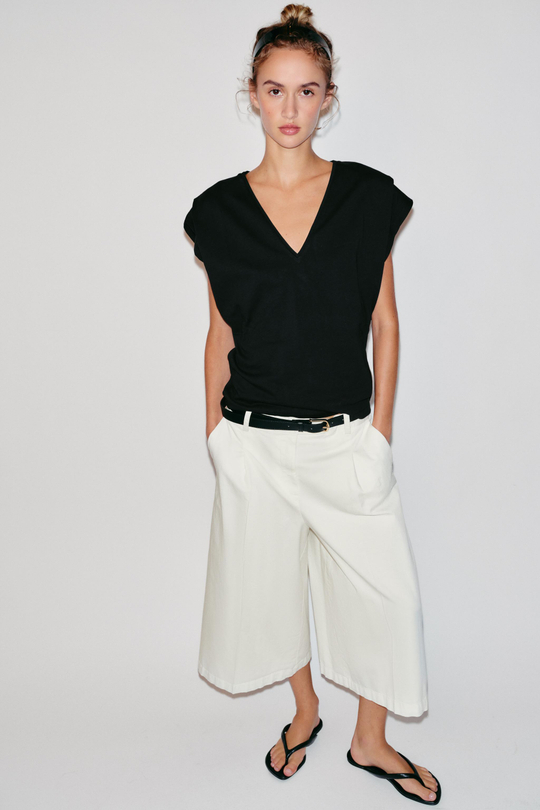 ZARA ХЛОПКОВАЯ ФУТБОЛКА С V-ОБРАЗНЫМ ВЫРЕЗОМ, ЧЕРНЫЙ