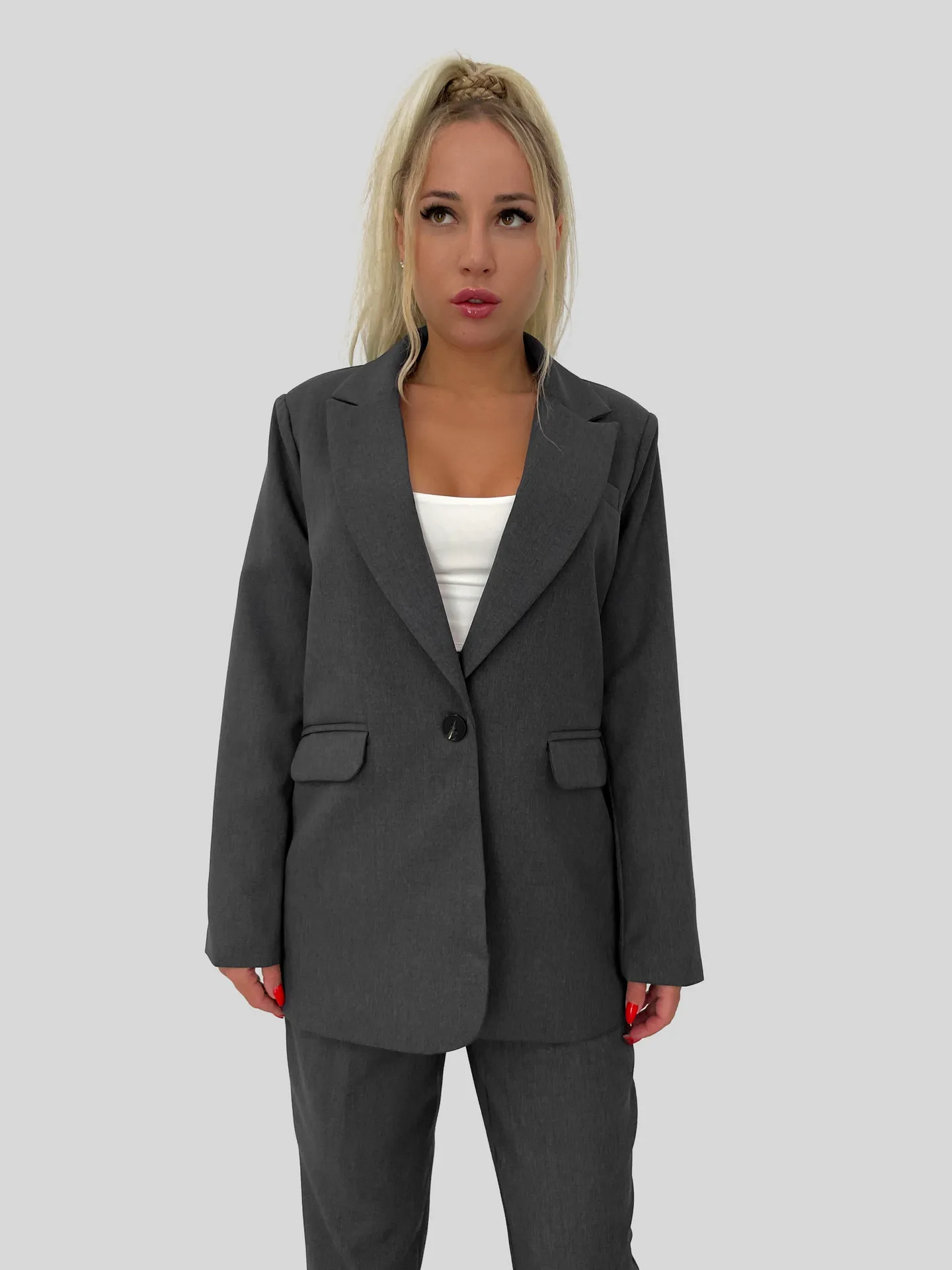 Костюм Bony Style из свободного пиджака на одну пуговицу и зауженных брюк купить