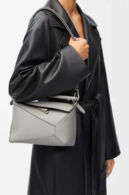 Loewe Маленькая сумка Puzzle Edge из мягкой зернистой телячьей кожи, жемчужно-серый