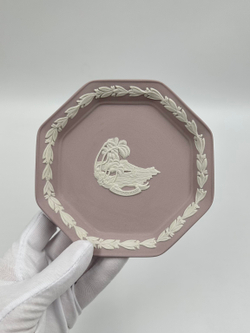 Тарелка декоративная Wedgwood лиловая