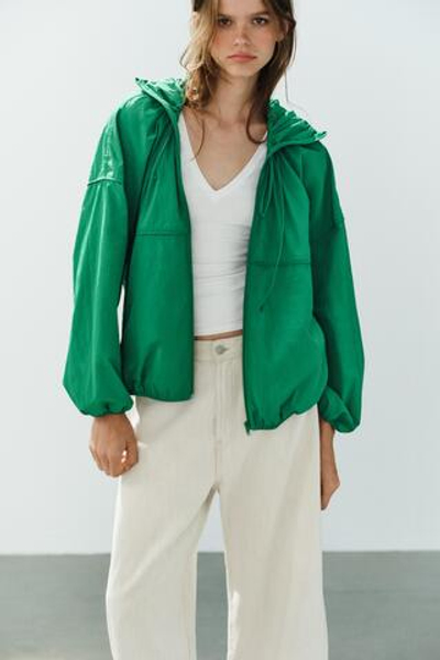 КУРТКА ИЗ ТЕХНИЧЕСКОЙ ТКАНИ С КАПЮШОНОМ — ZARA