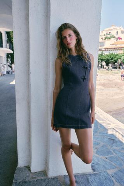 КОРОТКОЕ ПЛАТЬЕ С НАВЕСНЫМИ ПЕТЛЯМИ — ZARA