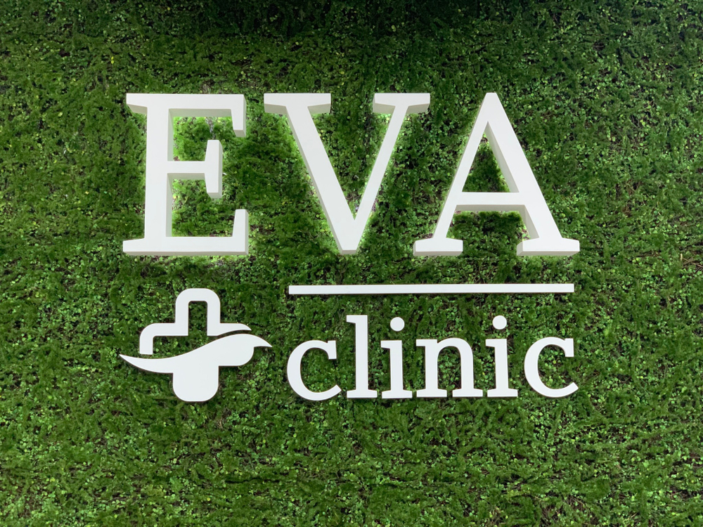 Вертикальное озеленение искусственным мхом медицинского центра "Eva Clinic" г.Краснодар