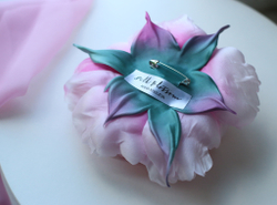 Брошь из шелка Малиновый пион