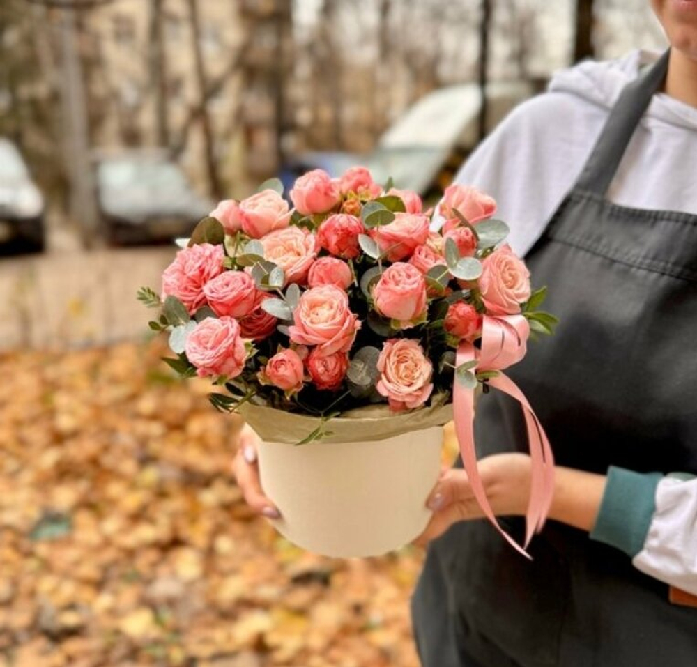 Композиция в коробке, кустовые розы премиум, эвкалипт,5шт.