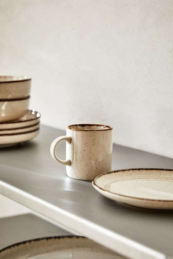 ZARA HOME ФАРФОРОВАЯ КРУЖКА С ОБОДКОМ ПОД СТАРИНУ, СВЕТЛО-БЕЖЕВЫЙ