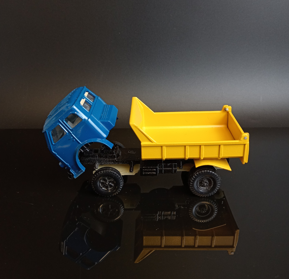 Модель автомобиля "МАЗ - 503" самосвал. В оригинальной коробке, в масштабе 1:43, металл, пластик СССР