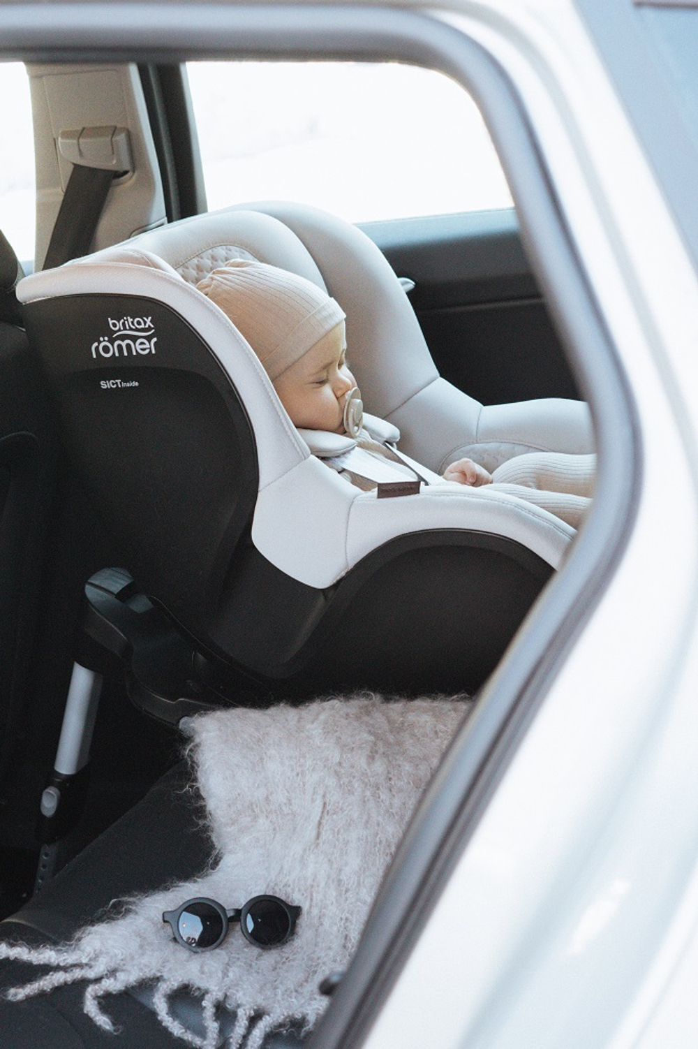 Автокресло 0+/1 Britax Roemer DUALFIX 5Z LUX Soft Taupe