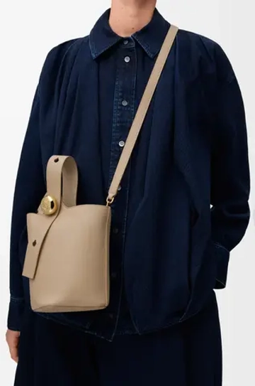 Loewe Мини-сумка-ведро Pebble из мягкой зернистой телячьей кожи, песочный
