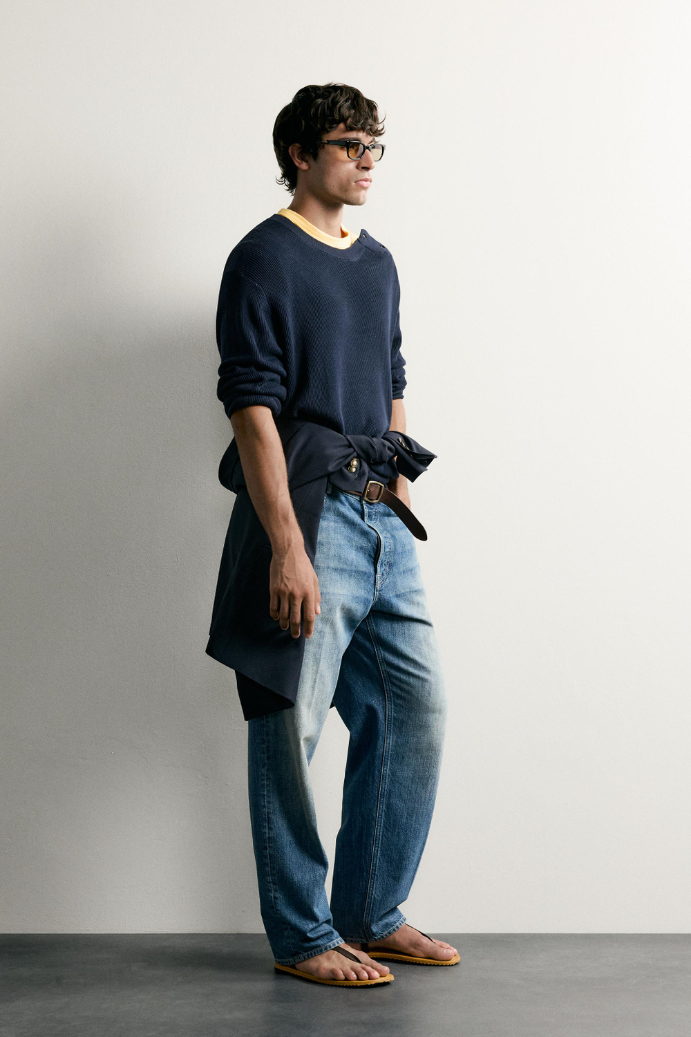 СВИТЕР КЛАССИЧЕСКОГО КРОЯ С ПУГОВИЦАМИ НА ПЛЕЧЕ — ZARA