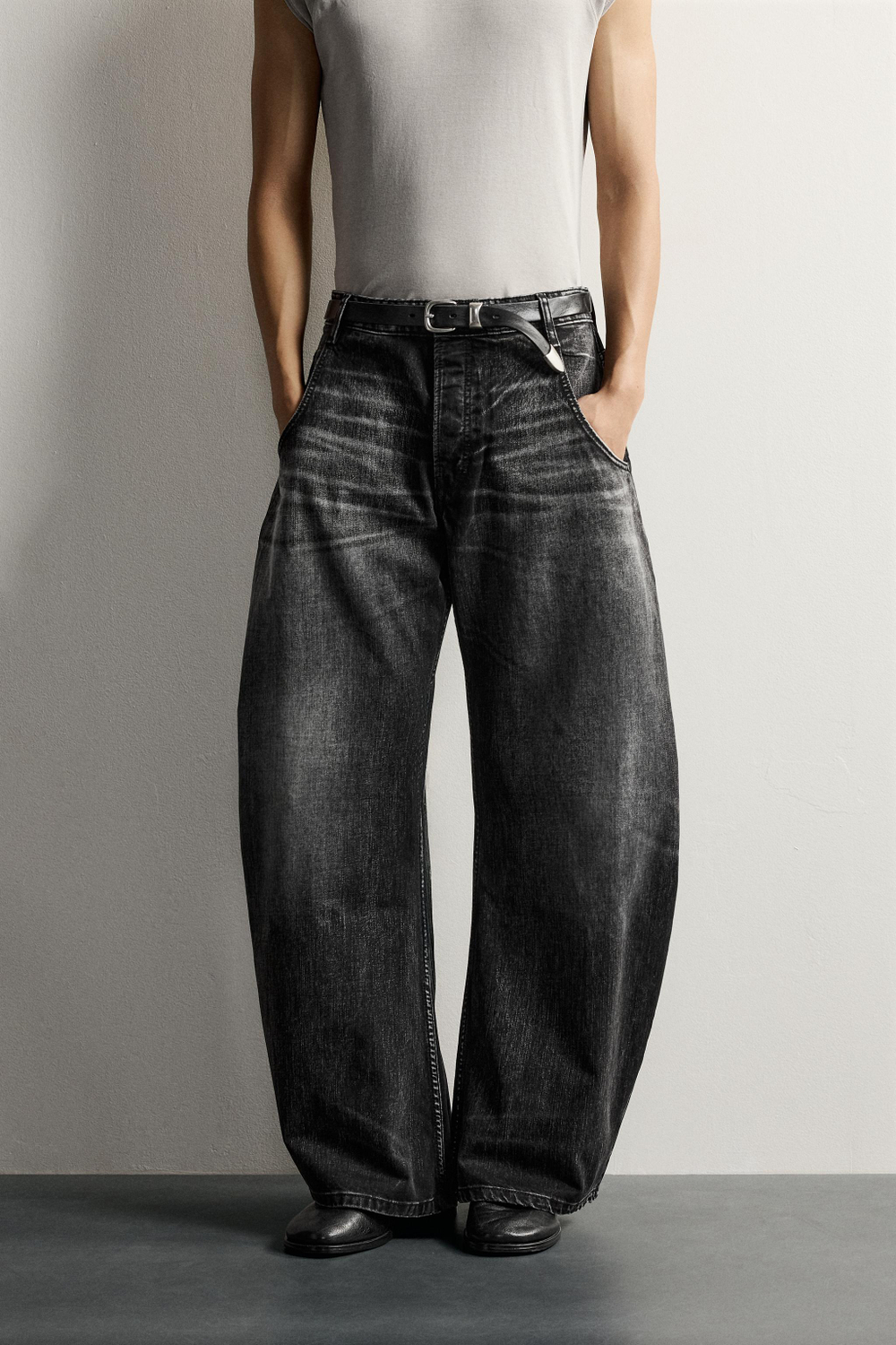 ДЖИНСЫ LOOSE BARREL FIT — ZARA