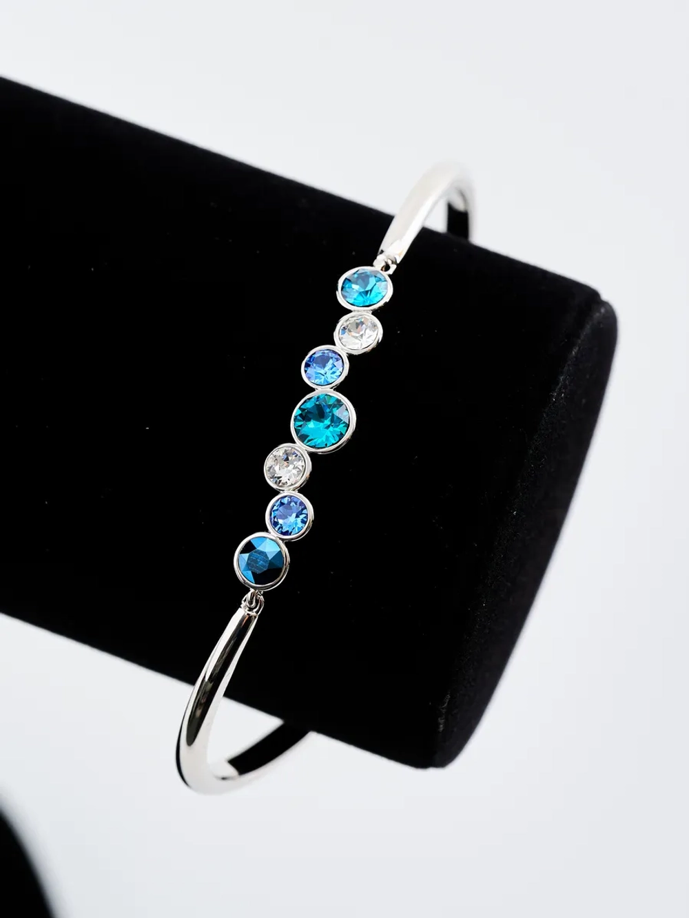 Жесткий браслет Эльза с синими камнями Swarovski