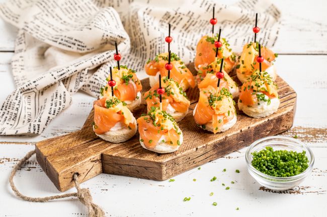 Канапе с форелью и щучьей икрой, 20 шт.