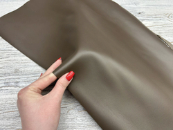 Фактура кожи Vacchetta Prima Grey Oliva крупным планом
