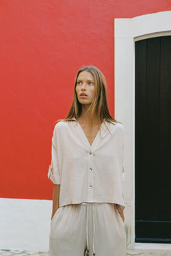ZARA БРЮКИ ПРЯМОГО КРОЯ ИЗ СТРУЯЩЕЙСЯ ТКАНИ, ЭКРЮ