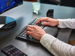Kinesis mWave PC Black Quiet Red — За рабочим столом