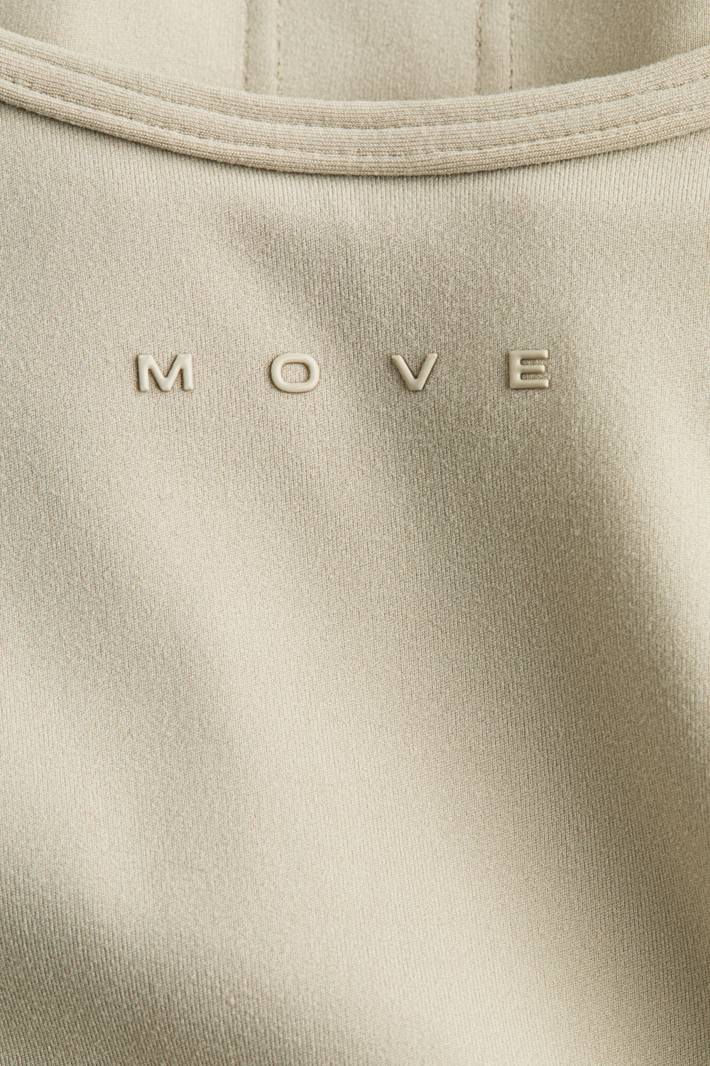 Спортивный топ на бретелях со встроенным бюстгальтером SoftMove™ — глубокий вырез, глубокий круглый вырез - H&M