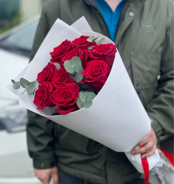 9 бордовых роз с эвкалиптом