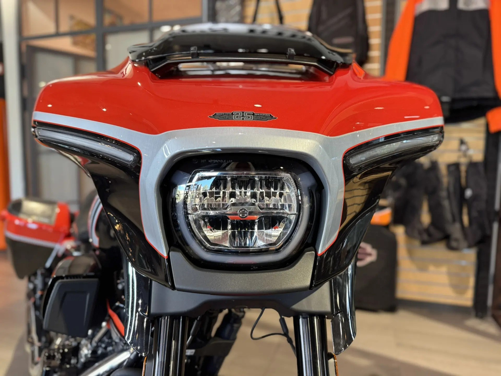Harley-Davidson CVO Street Glide (Legendary Orange)
