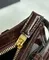Маленькая кожаная сумка Prada через плечо, темно-коричневый