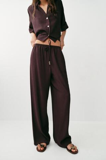 ZARA БРЮКИ ПРЯМОГО КРОЯ ИЗ СТРУЯЩЕЙСЯ ТКАНИ, ТЕМНО-КОРИЧНЕВЫЙ