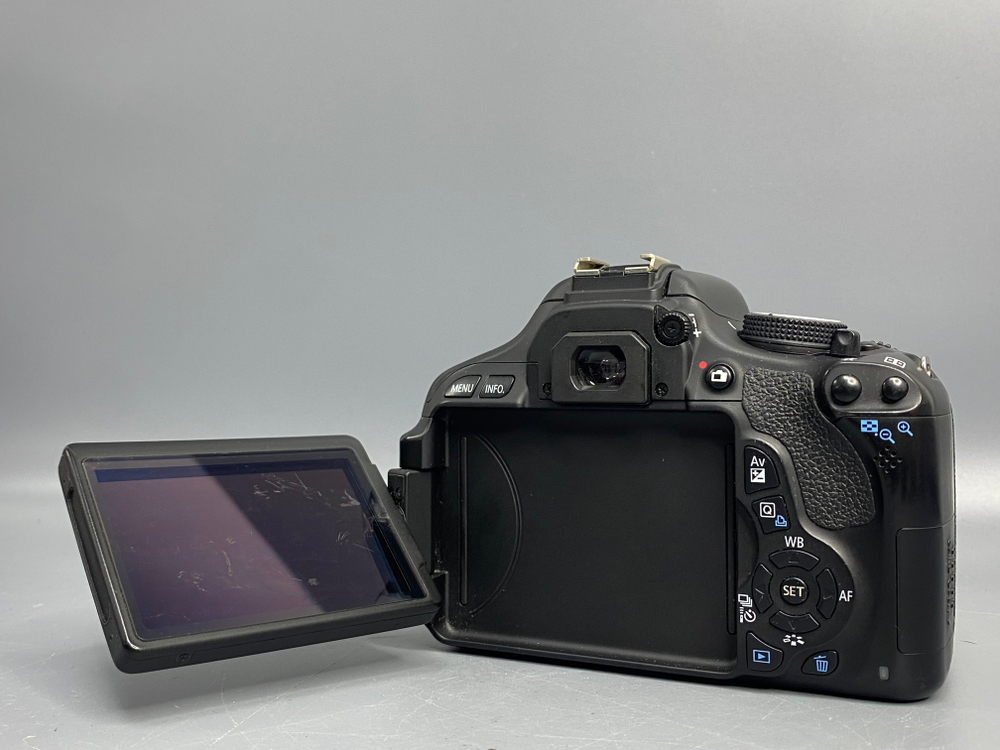 Canon 600D + kit 18-55mm 44.000 кадров