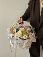 Корзина из кустовых пионовидных роз, оксипеталума, маттиолы, диантусов, лизиантуса и хризантемы