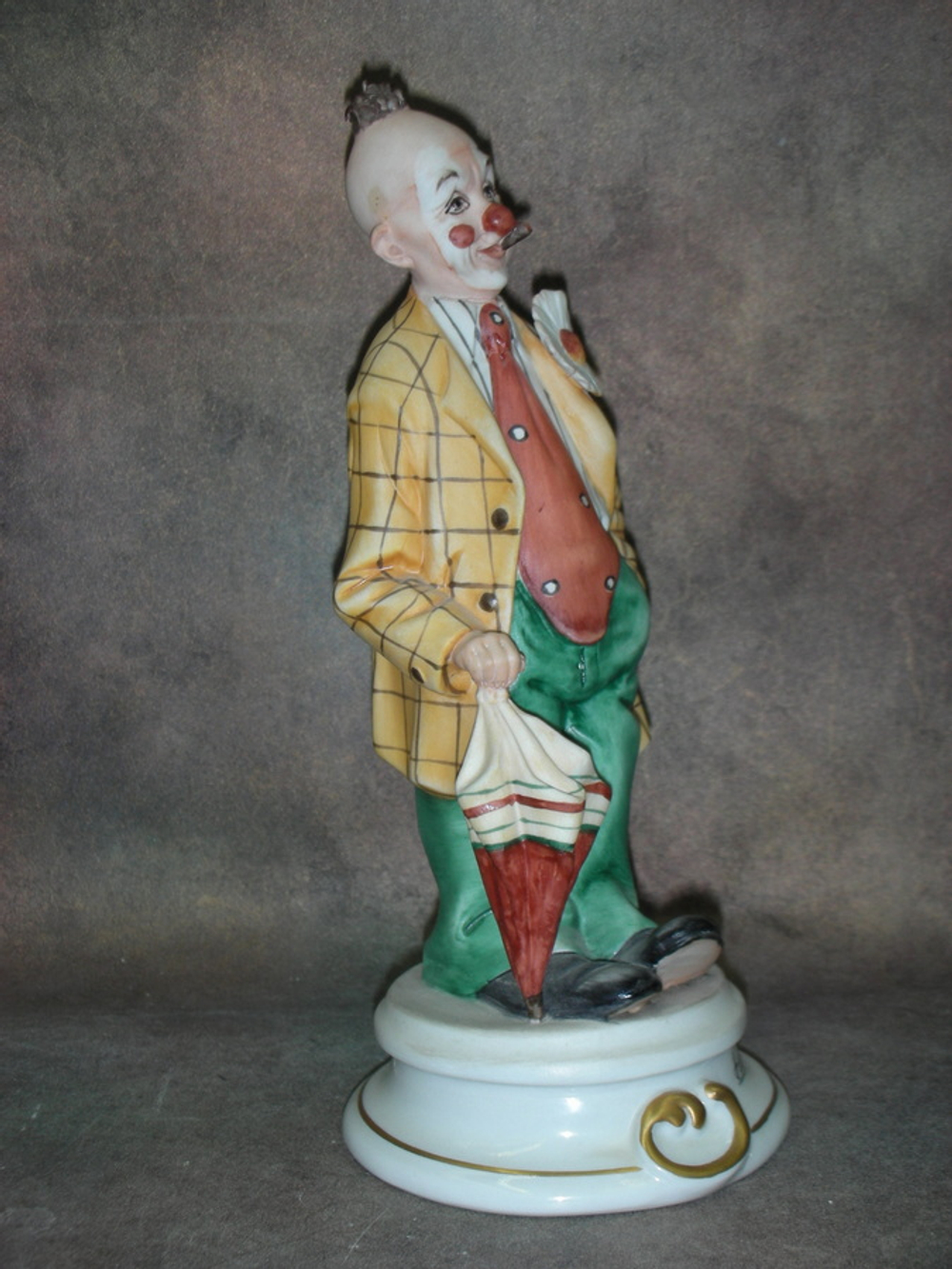Статуэтка. Фарфор. Клоун с зонтиком. Capodimonte. Италия