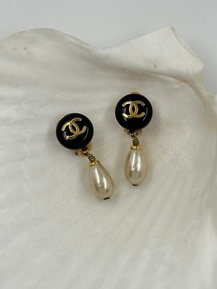 Клипсы с «жемчужными» подвесками Chanel