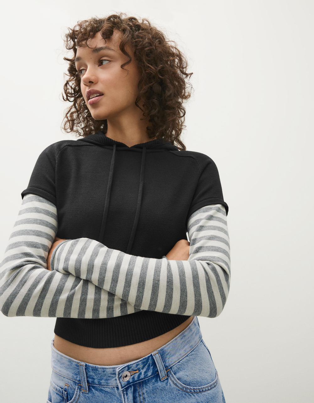 Женский свитер с капюшоном и контрастными рукавами - BERSHKA