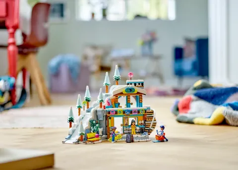 Конструктор LEGO Friends 41756 Каникулы: Лыжная трасса и кафе