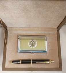 Набор "Гербовый" №9 визитница (цирконий), ручка Parker