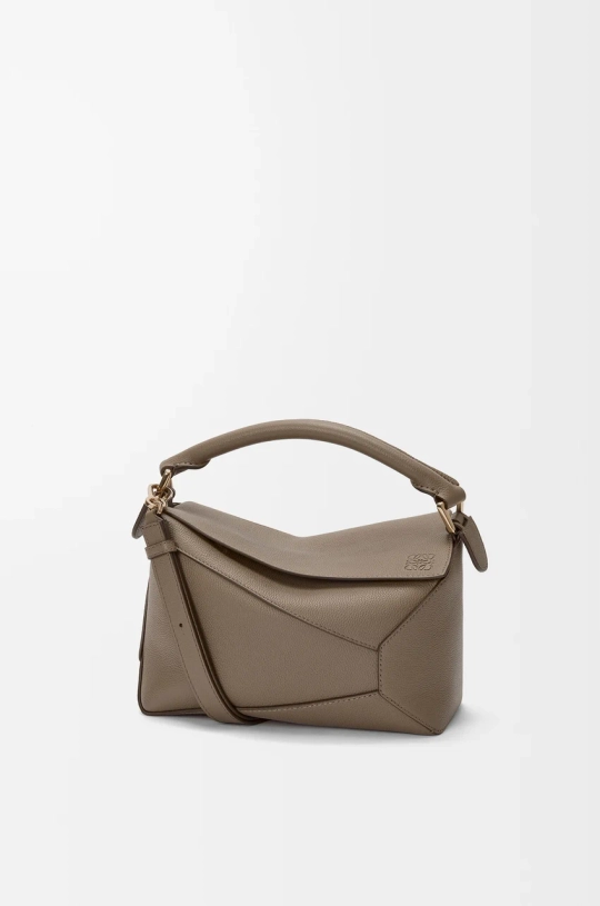 Loewe Маленькая сумка Puzzle Edge из мягкой зернистой телячьей кожи, серо-коричневый