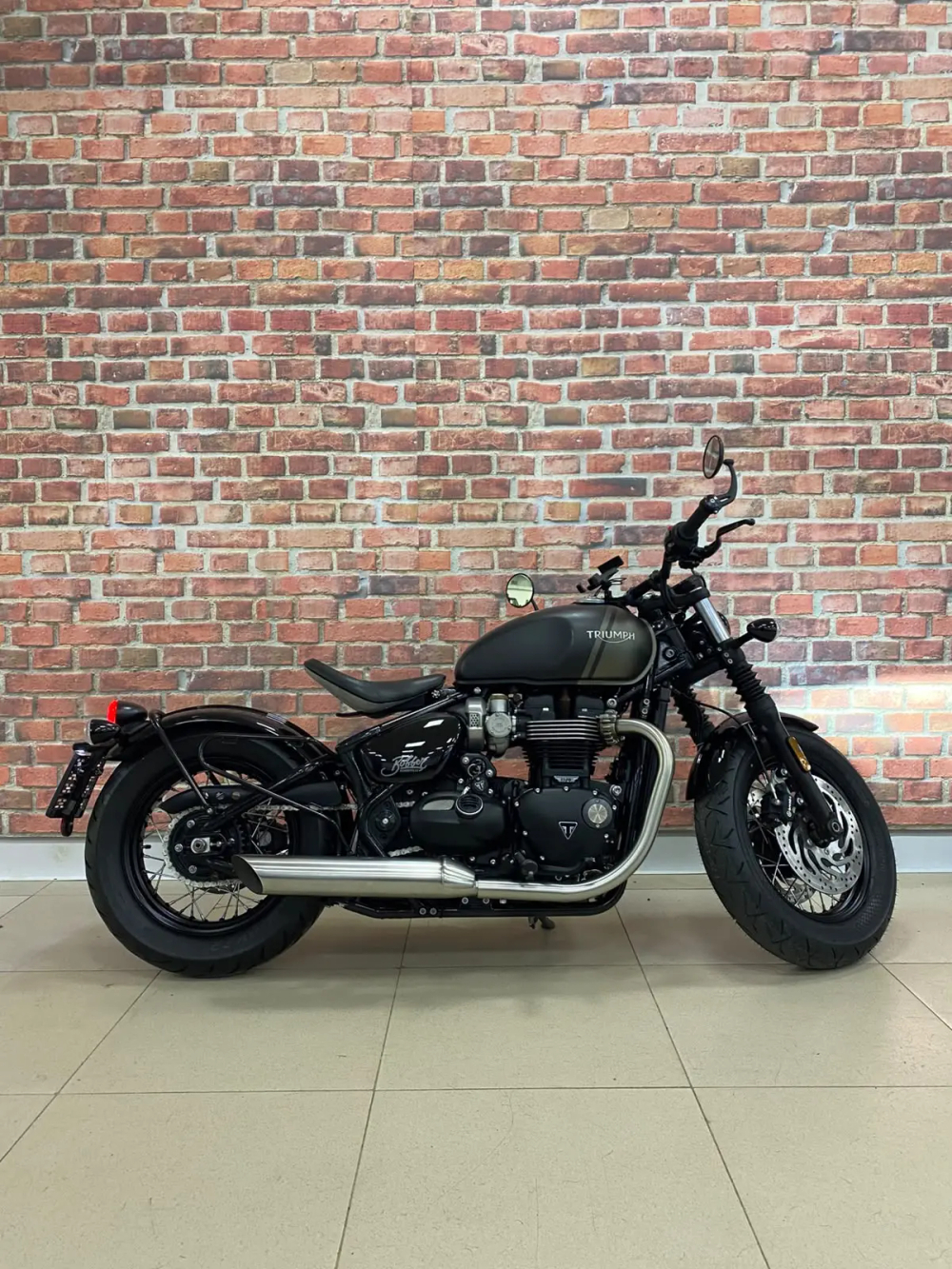 Triumph Bonneville Bobber, 2023 MATT STORM GREY/MATT IRONSTONE