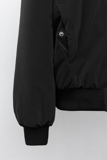 ZARA ПРОРЕЗИНЕННЫЙ БОМБЕР СО СЪЕМНЫМ КАПЮШОНОМ, ЧЕРНЫЙ
